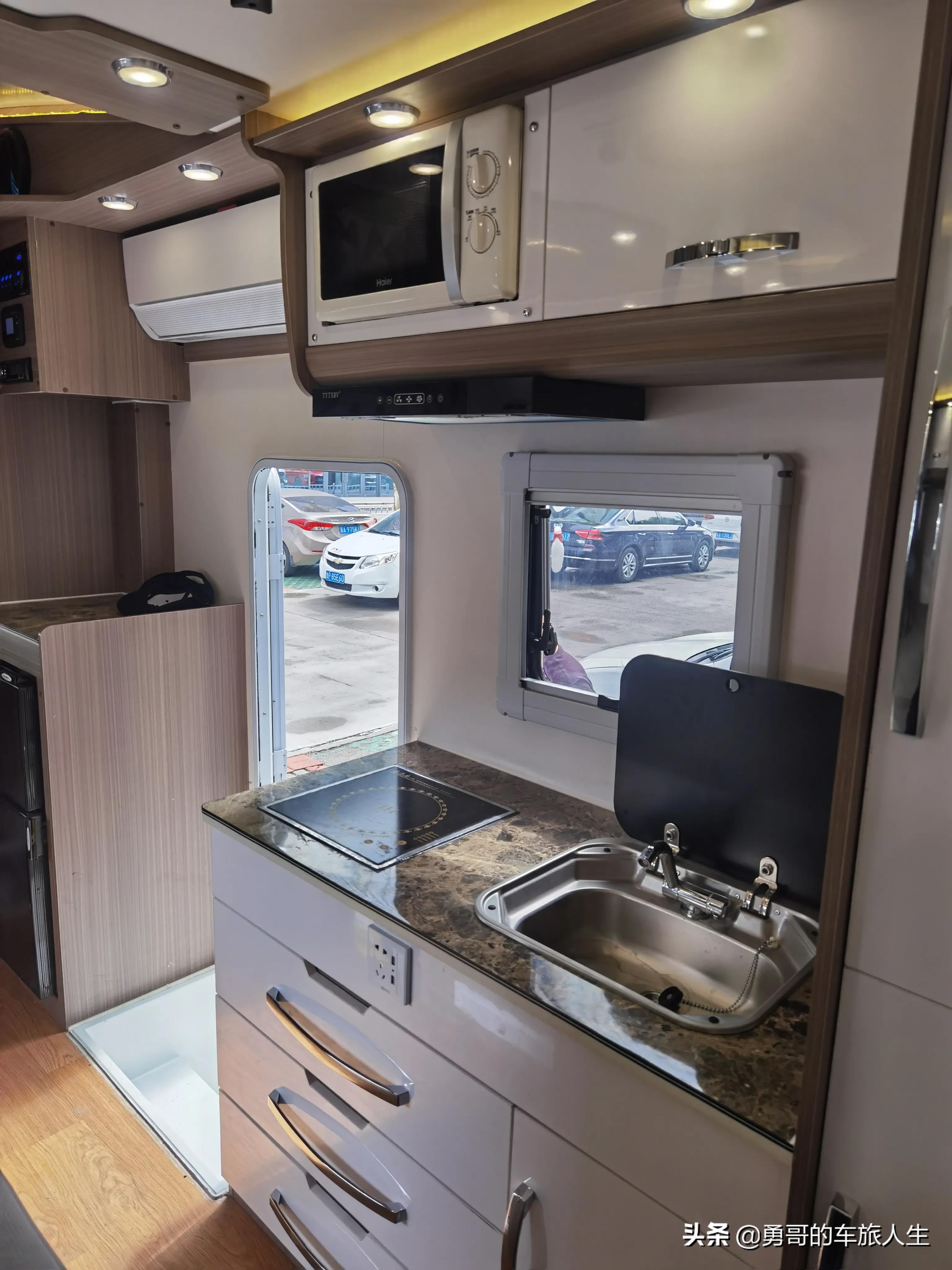 依维柯b型6座房车最新款价格多少,国六进口6.5吨依维柯房车无拓展