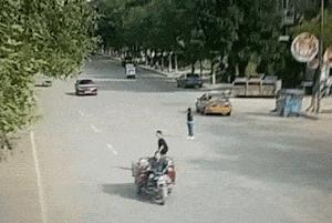 搞笑GIF：妹子，你在练什么呢，我去陪你啊