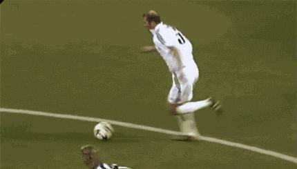 小罗看大罗钟摆过人,大罗脚后跟挑球过人