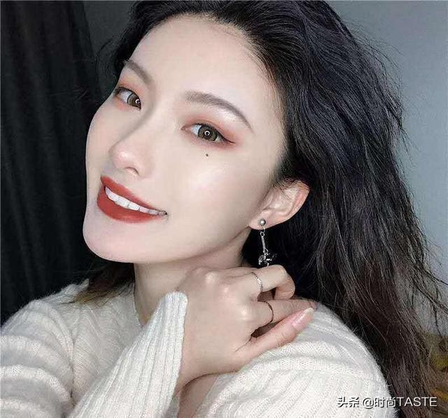 为什么涂粉底液脸变黄了,早上抹的粉底中午就氧化了怎么办