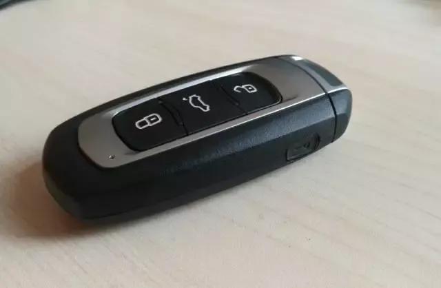 高尔夫遥控钥匙怎么更换电池,手把手教你更换遥控钥匙电池