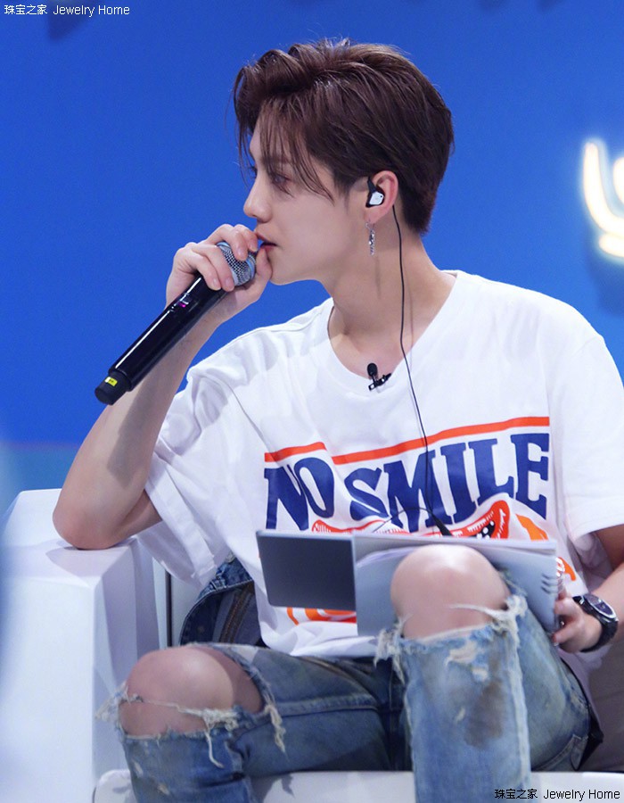 鹿晗关晓彤官宣戴的手表,鹿晗和关晓彤同款项链