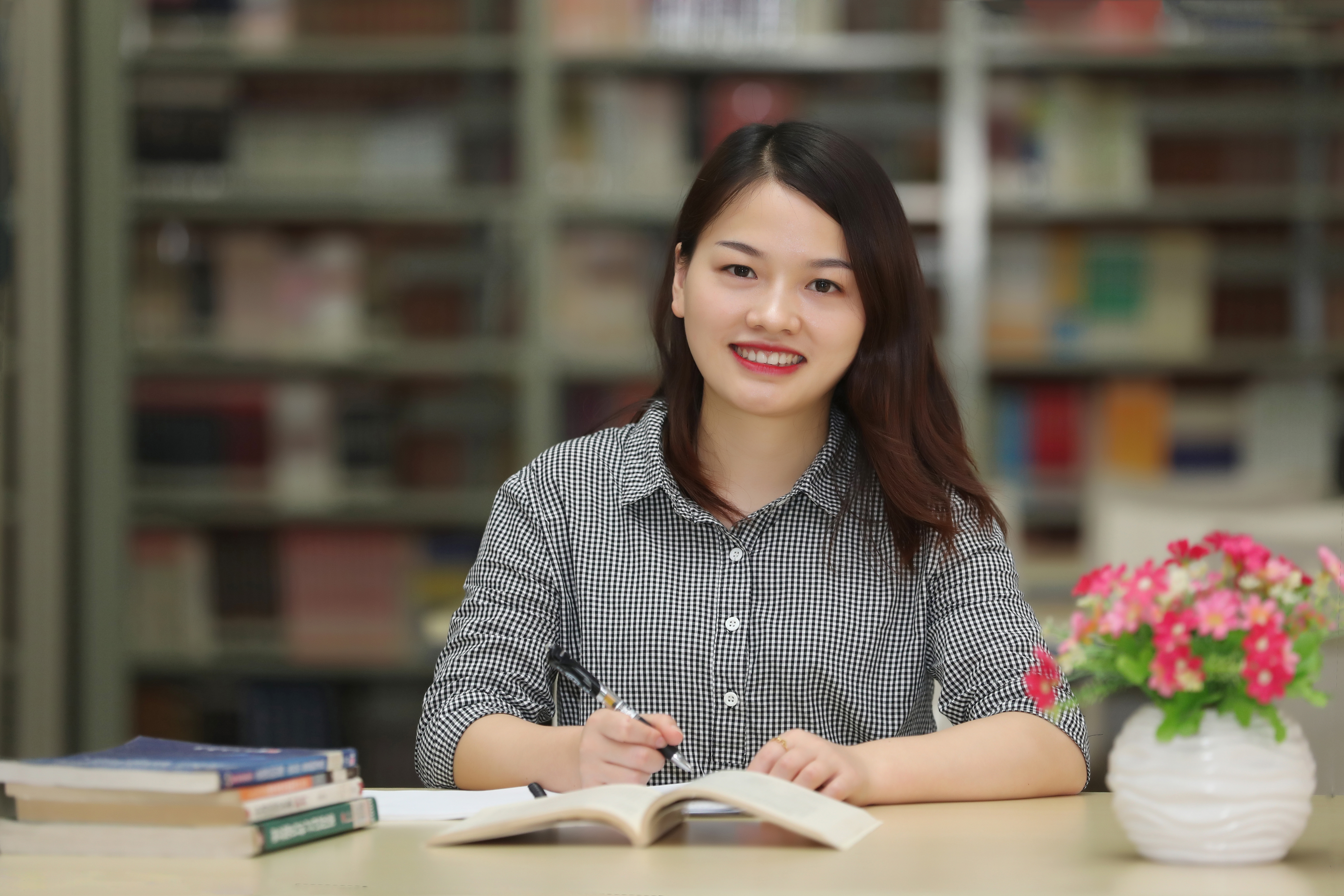 湖南农村贫寒女孩在富士康流水线完成蝶变,把一手烂牌打成王炸