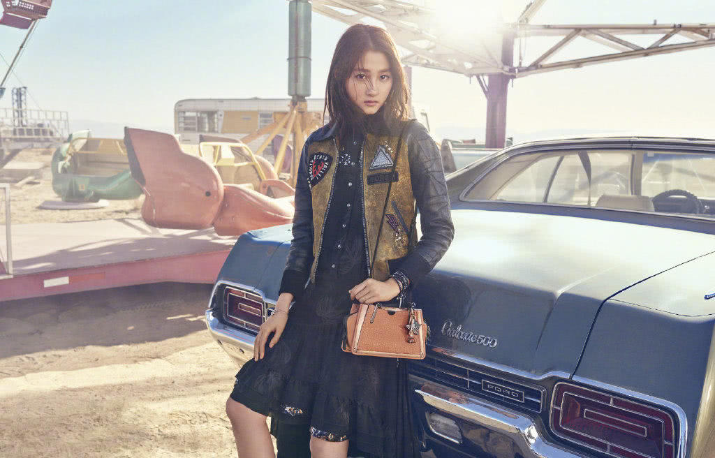 关晓彤穿7千5的裙子拿5千的包，合影豪车，霸气得不像22岁