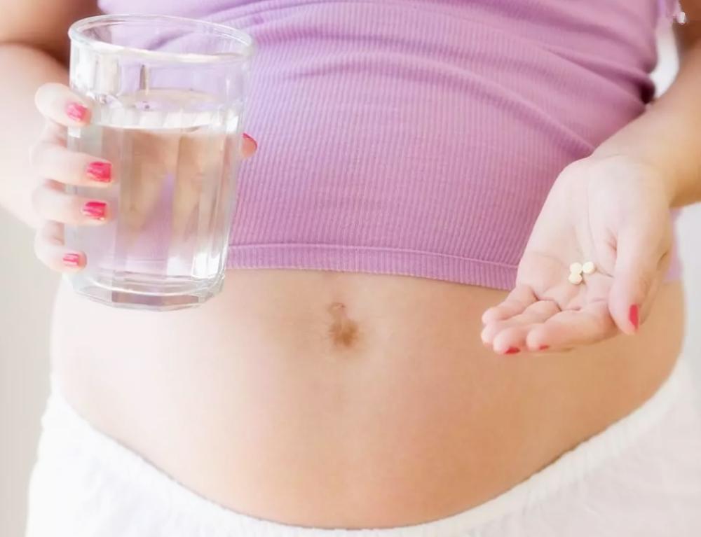 在备孕期间就可以开始补充叶酸了,备孕叶酸的补充太多的人补错了