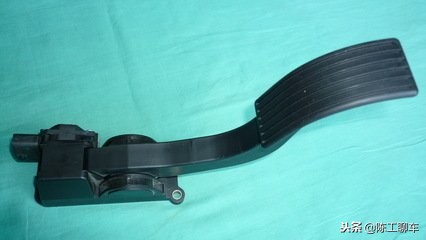 车辆行驶中油门突然失效怎么回事,行车中油门失灵原因