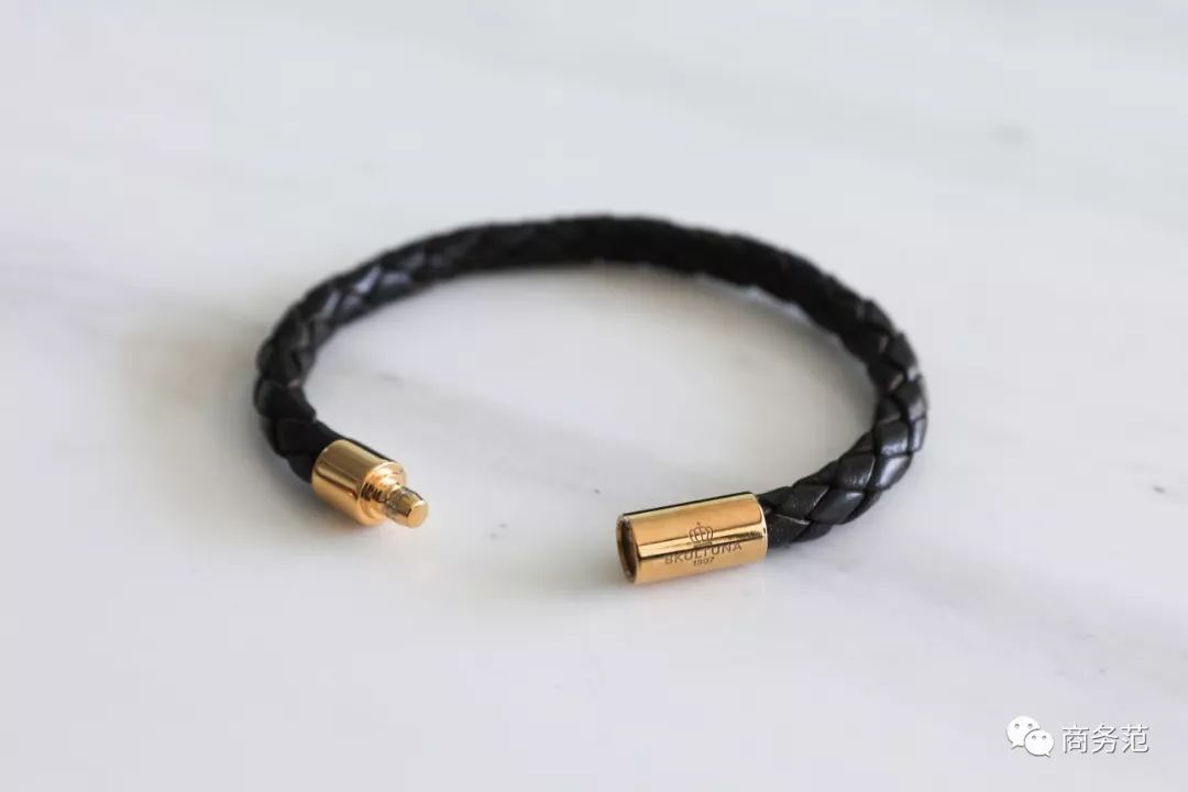 瑞典皇家配饰品牌，几百块戴出万元质感，金色手镯男女戴都好看