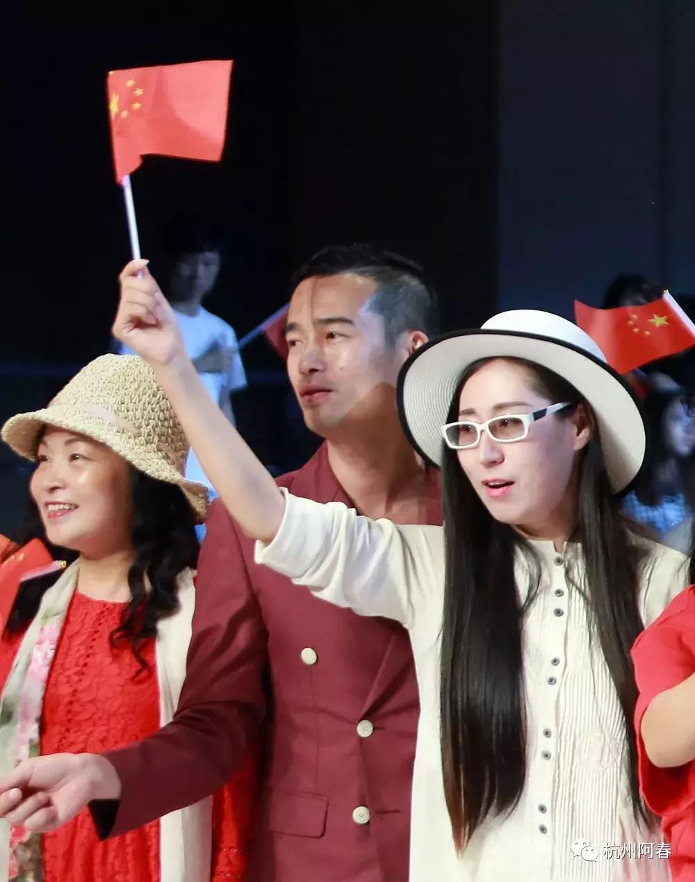 服装人放声高歌致敬祖国，广东时装周闭幕式上那激动人心的一刻