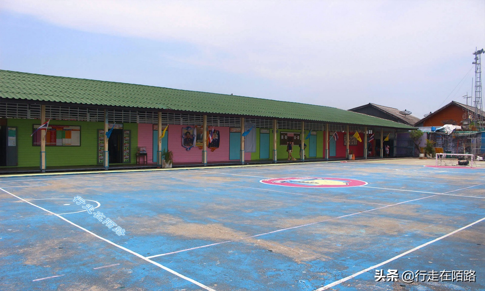 泰国唯一的回民村：房子踩高跷、足球水上踢，饭菜最难吃