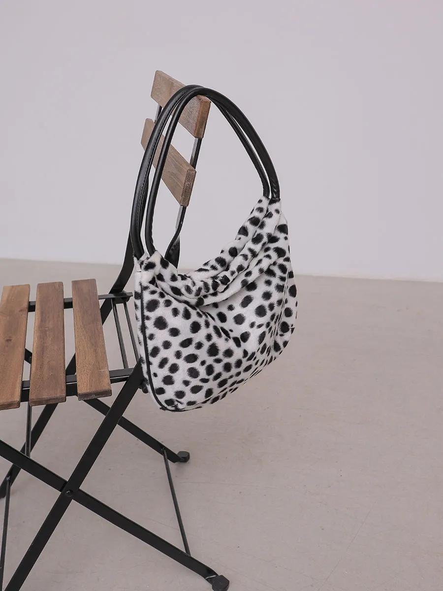 王嘉尔一碰她就被嗲到？年年牵手男爱豆的毛绒小公主谁不想要？