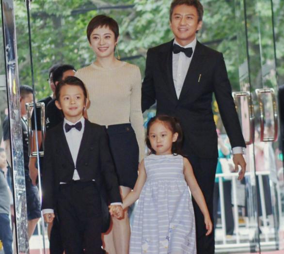 孙俪带孩子摆摊被质疑,不到4小时收入过万,什么本子价值268?