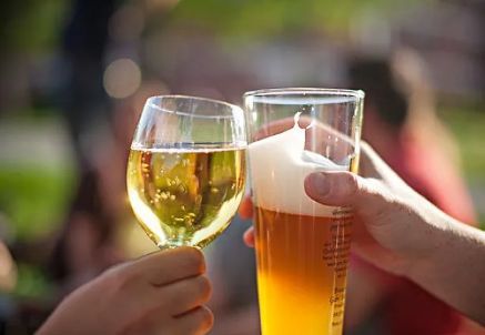 正确的碰杯方式,喝红酒碰杯的正确姿势