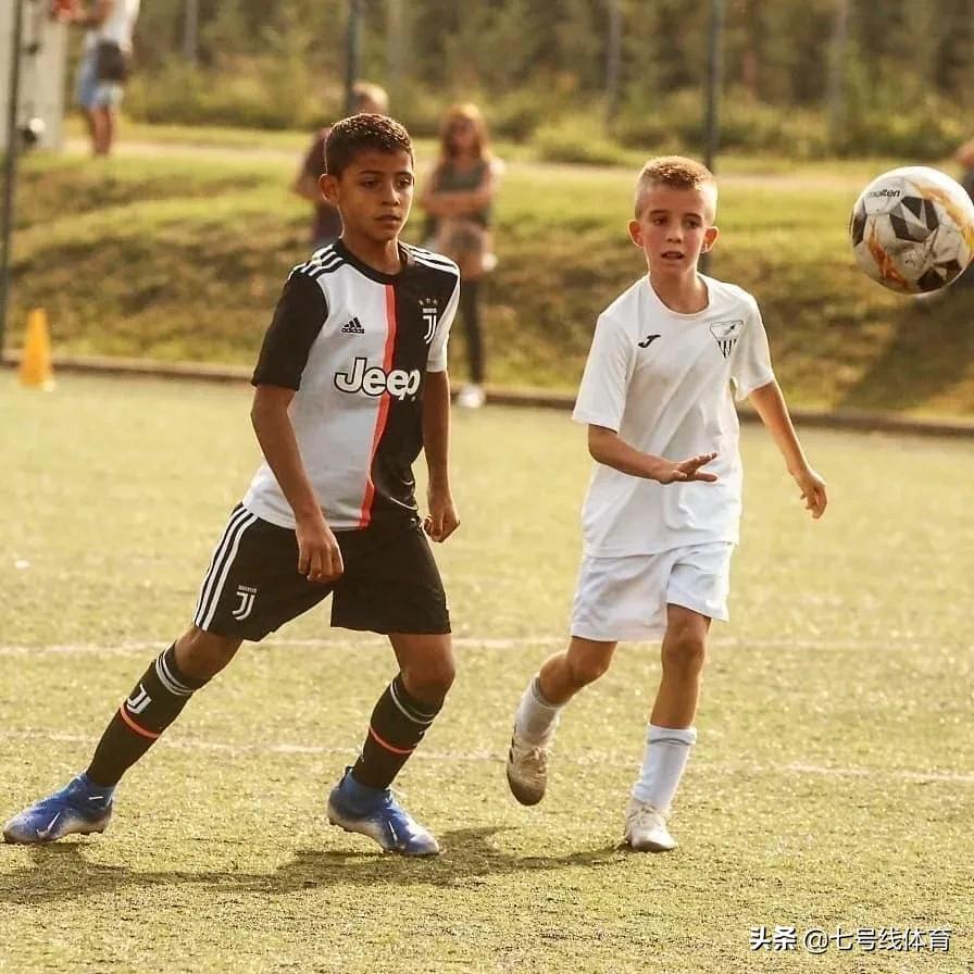 迷你罗踢足球图片,c罗和迷你罗踢球照片高清