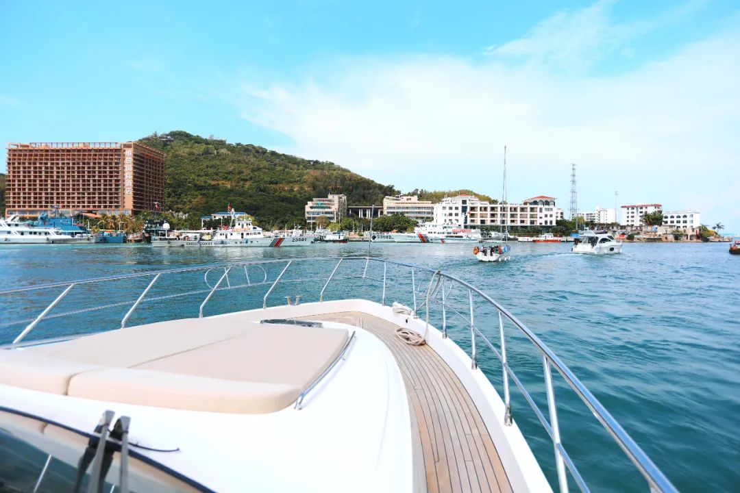 三亚豪华游艇出海一日游靠谱吗 (三亚游艇出海小攻略只要人均200元)