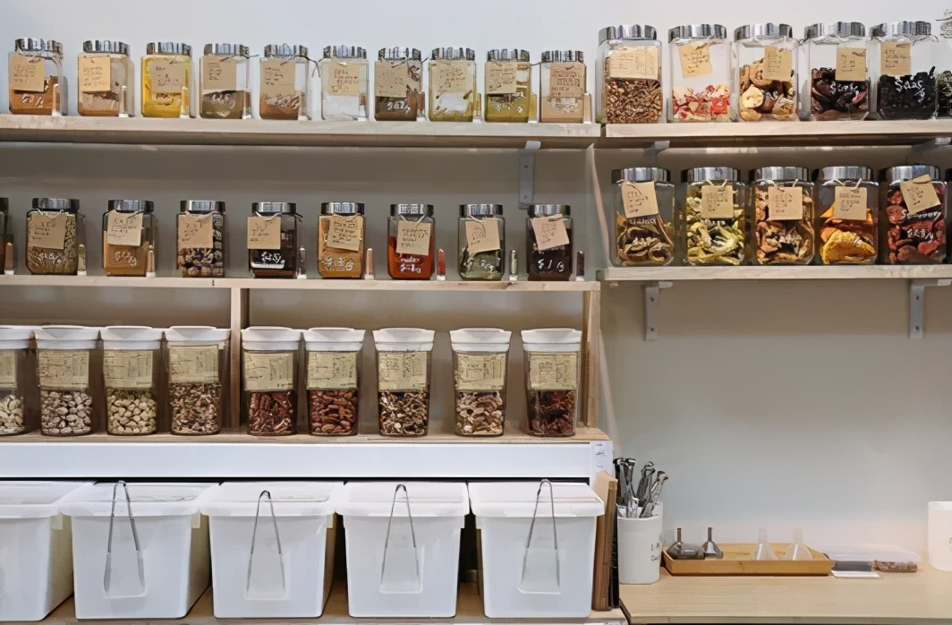 “裸卖”商店:食物都没有包装,想买东西要自己带上容器