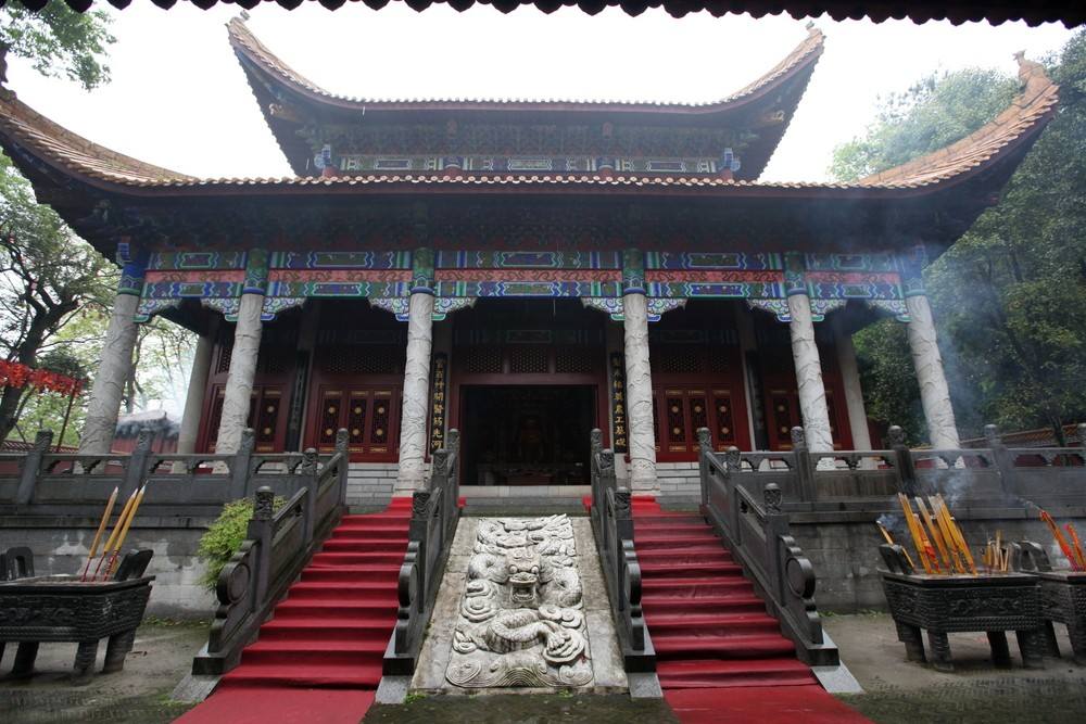 下葬时棺材头一般朝向哪里,棺木入土死者头朝哪个方向