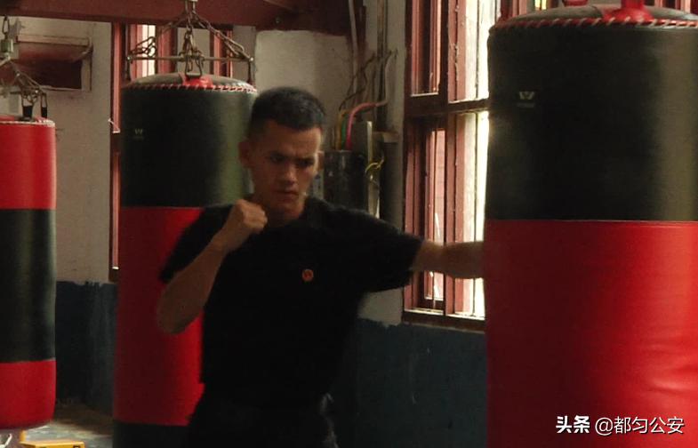 携军人本色,铸公安辉煌