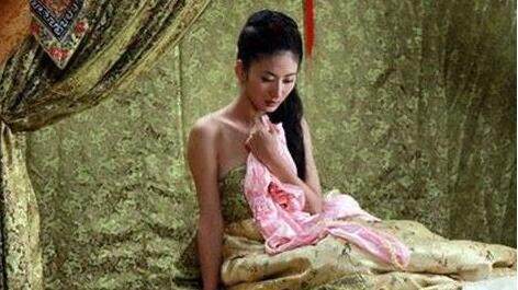 故事:漂亮姑娘膝盖流脓不止,华佗说,那是因为有一条小蛇在里面