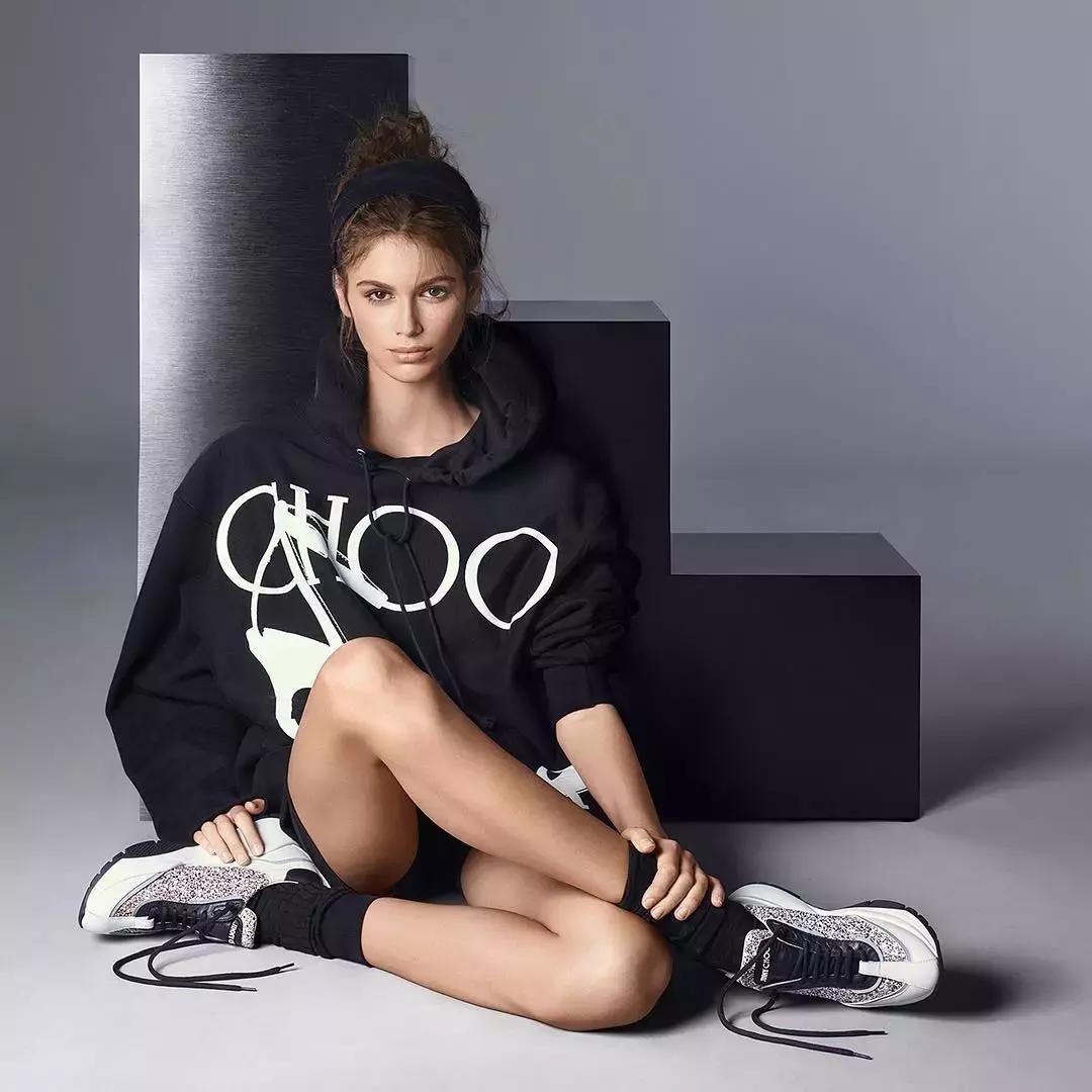 天气回暖怎么穿?裙子+运动鞋是时尚人群中热度最高的搭配法则