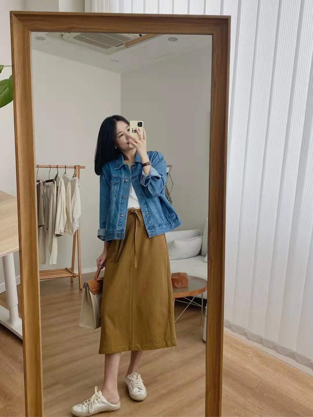 羽绒半身裙配什么上衣外套,秋天半身裙怎么搭配上衣