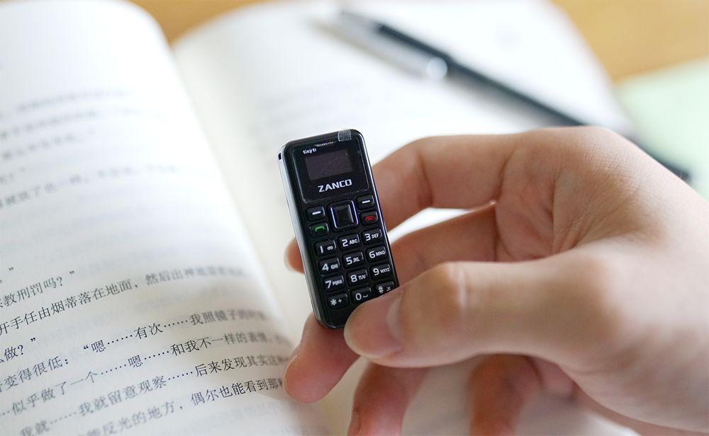 比银行卡还小的手机，4G网络只用2G功能，九宫格按键蓝牙接听电话