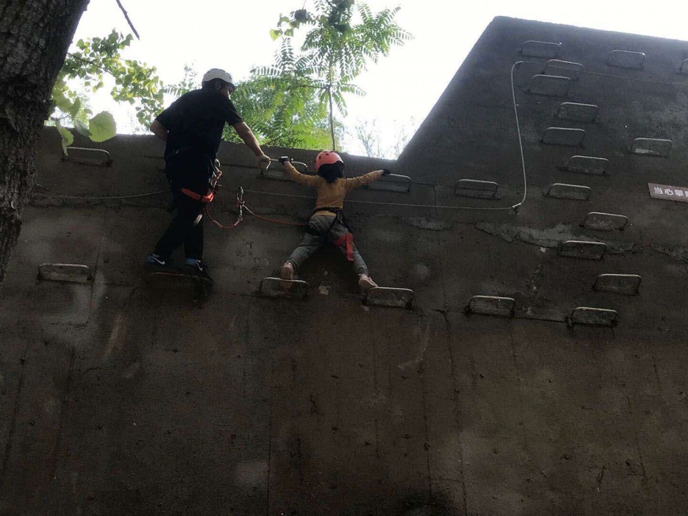 足球小镇建业网红桥,建业足球小镇攀岩