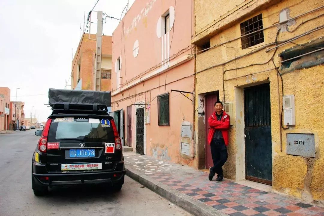 他一人一车环游五大洲，遭连环抢劫，却看见最美的风景