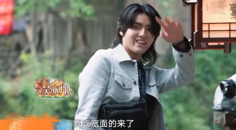 蔡徐坤和王俊凯的颜值对比,蔡徐坤身高对比王俊凯