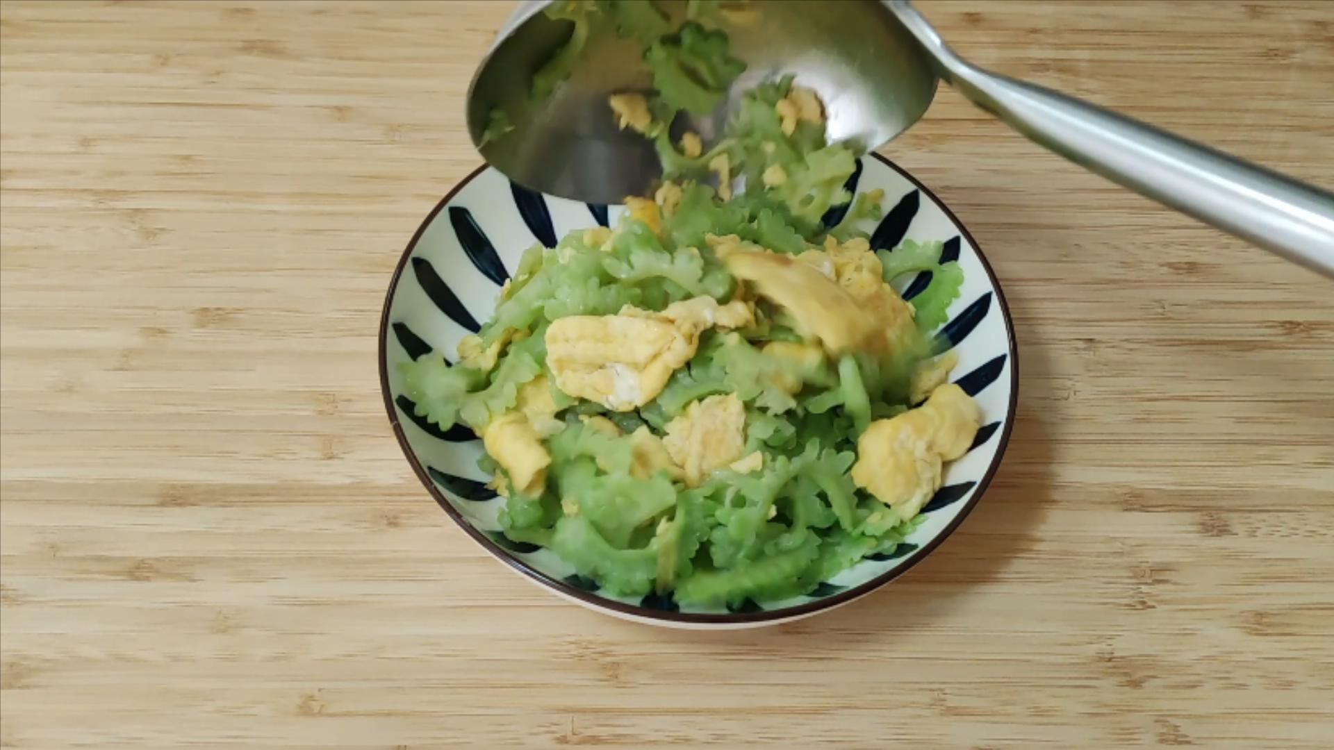 苦瓜怎么炒才不苦好吃,苦瓜要怎么炒才好吃又不苦