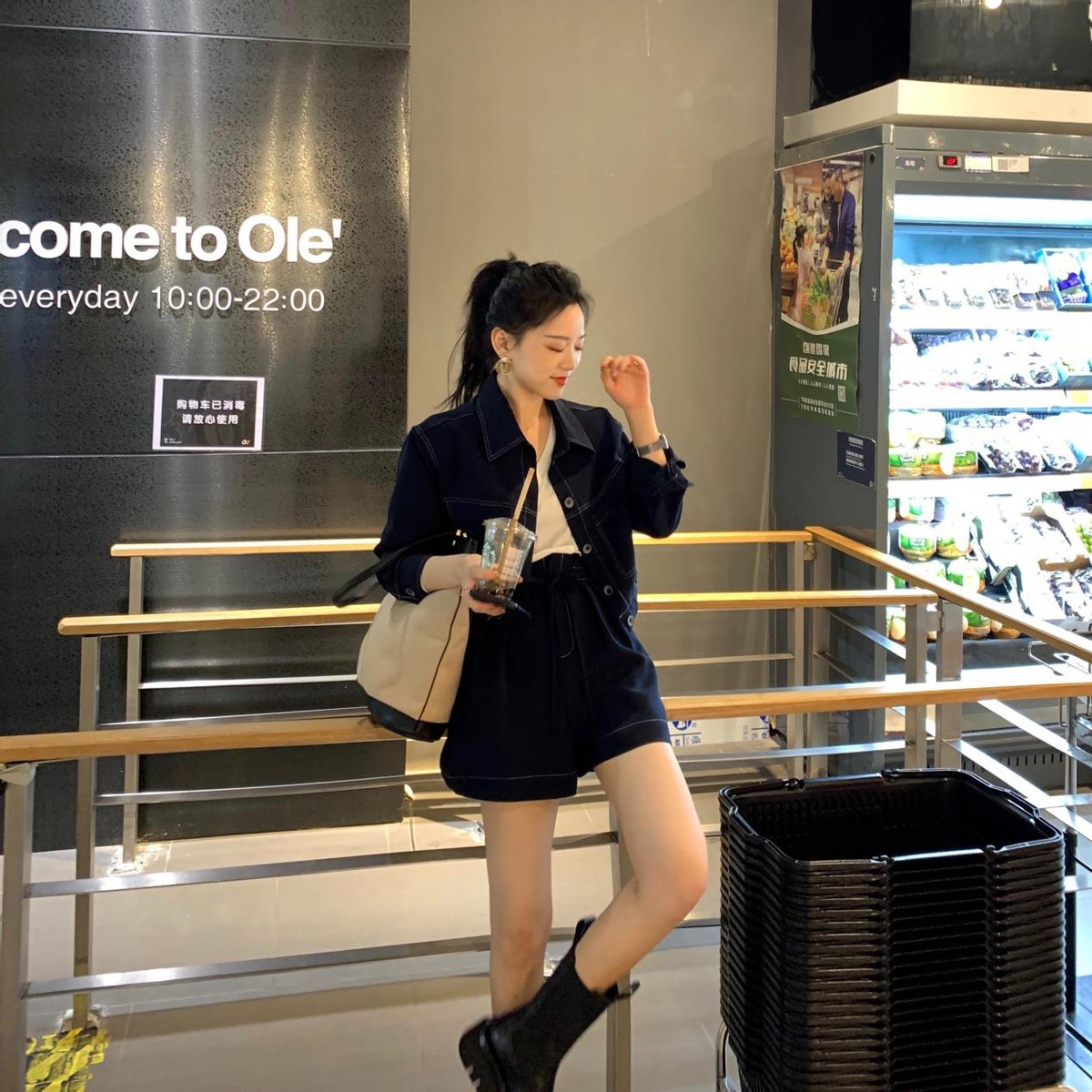 牛仔外套搭配蓝色裤子好看,牛仔外套怎么搭配裤子或裙子