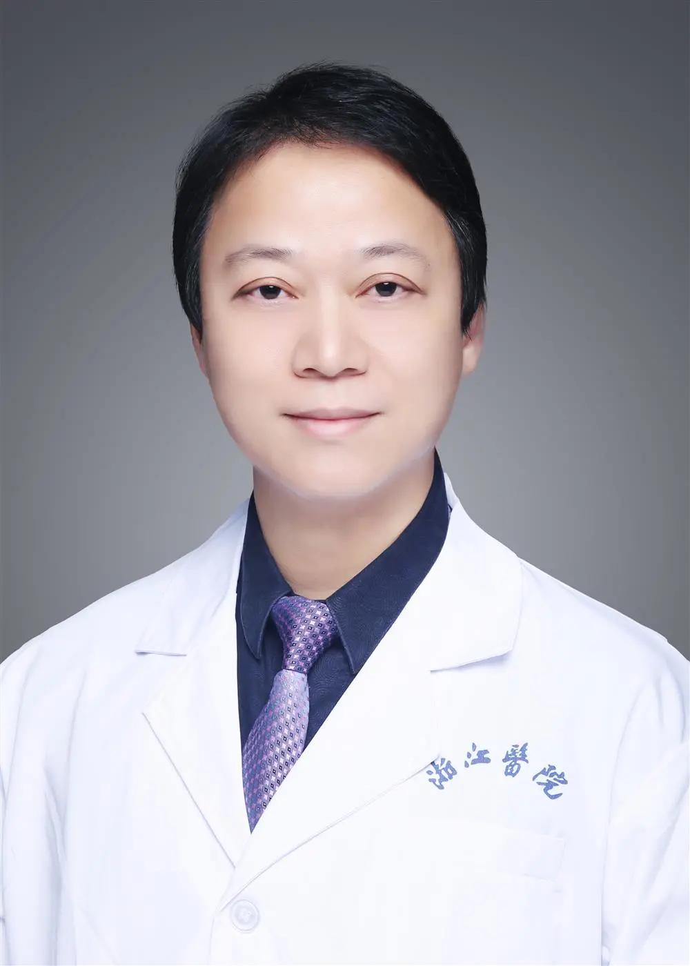 眼前突然出现黑影还很难受,眼前总有黑影飘是怎么了