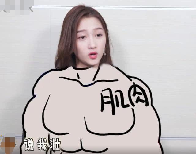 关晓彤反戴鸭舌帽,关晓彤戴着口罩