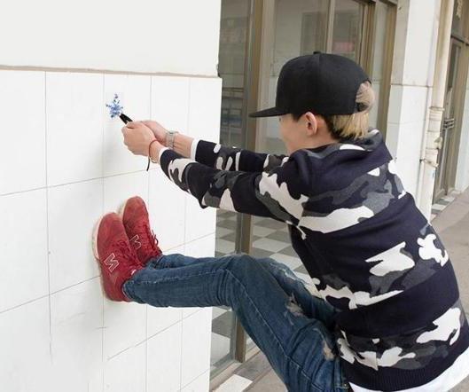 别再往墙上打孔了！现在流行“液体钉”，墙壁0伤害，比电焊结实