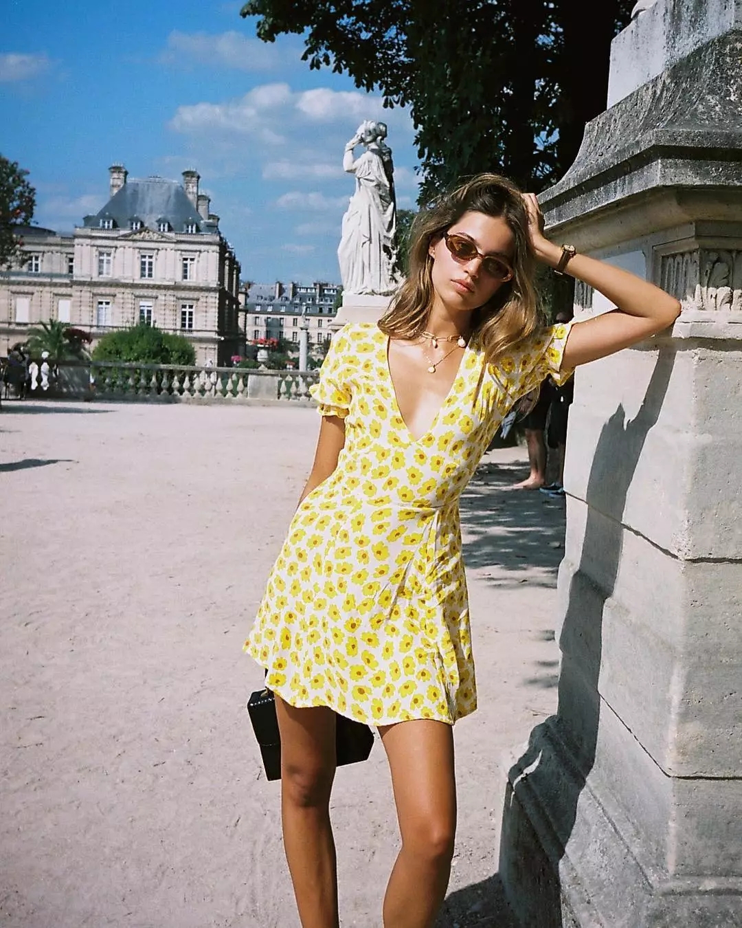 新款妈妈装修身显瘦碎花裙,绿色碎花裙搭配帆布鞋好看吗