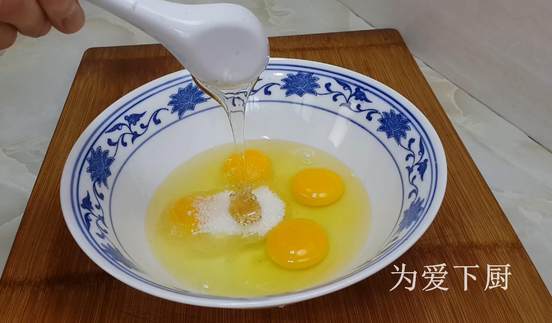 只用牛奶和鸡蛋做蛋糕不用打蛋器,鸡蛋做蛋糕简单不用烤箱