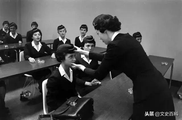 为什么美国的空姐都是大妈,外国航空为什么会有中国空姐