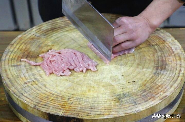 如何让炒肉丝变得细嫩,青椒炒肉丝怎么做光滑细嫩又好吃