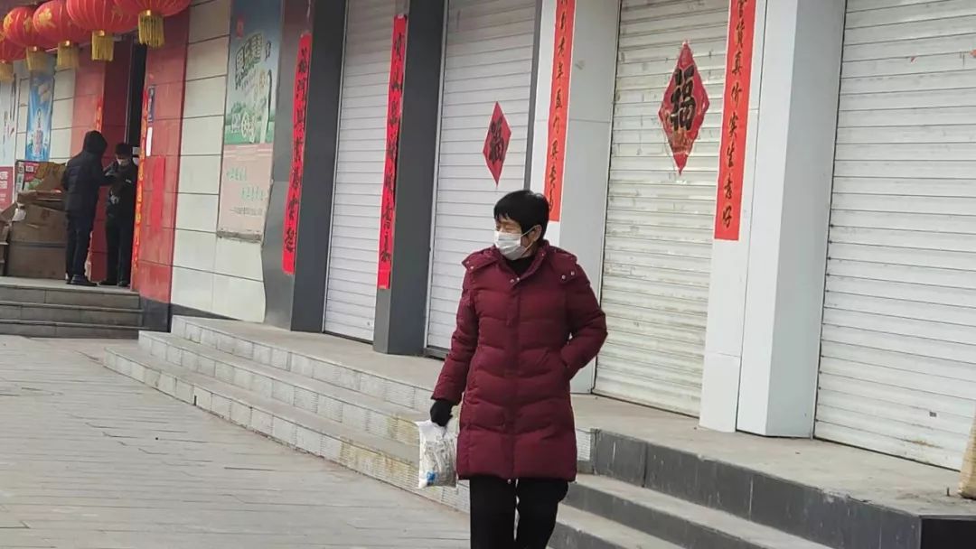 疫情下的县城夜晚照片真实,疫情时期农村的真实生活