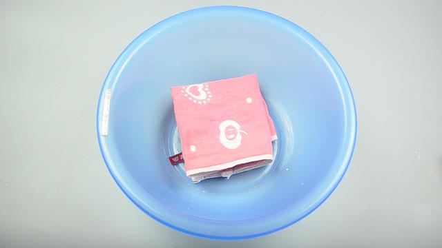 毛巾脏了拿盐和牙膏和什么洗干净,毛巾脏了别用开水煮教你一招