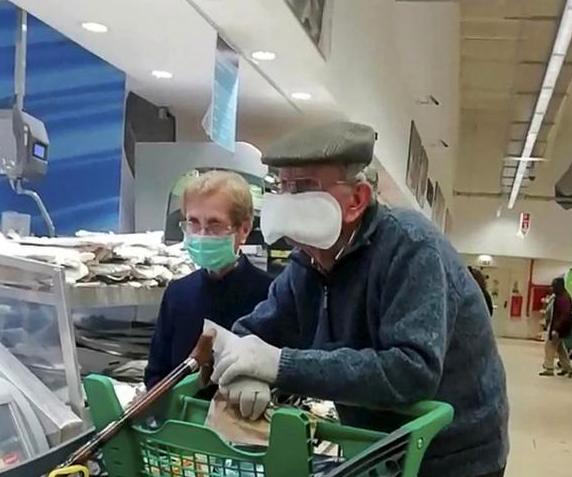 英国大爷用卫生巾当口罩，逛超市众人围观，你大爷还真是你大爷