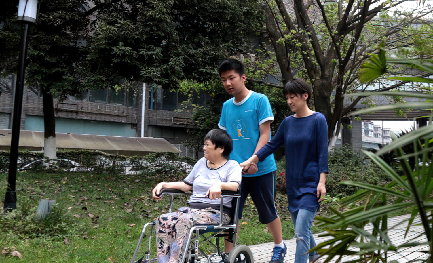 12岁少年成为家里顶梁柱，独自照顾残疾母亲，孝心感动无数人