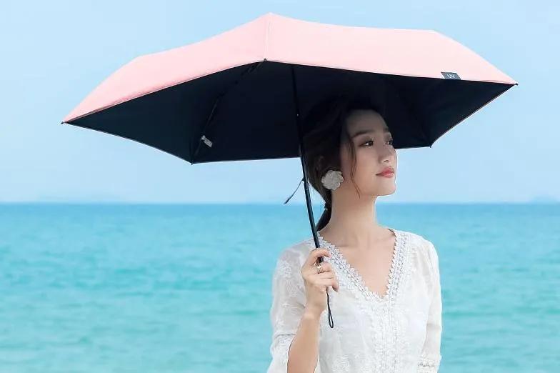 陈冠希抱女儿的笑容,陈冠希回应自己像赵本山