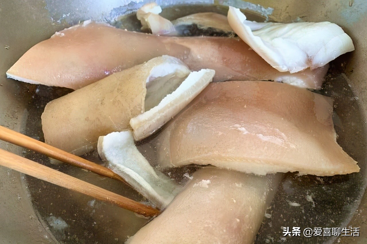 怎么做清澈透明的猪皮冻,如何做有嚼劲的猪皮