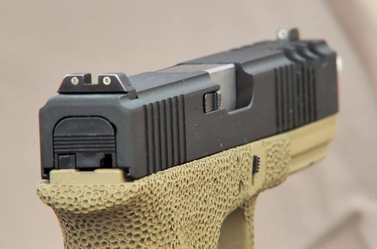 瞄准镜弹着点在准星下方,瞄准镜安在枪身左边还能瞄准吗