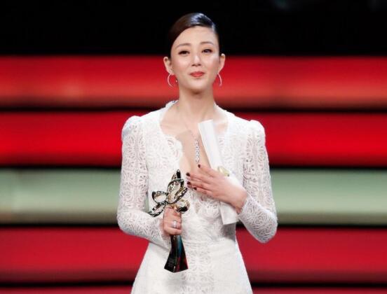 45岁视后曾翻热巴白眼，嘲唐嫣少女感，前夫入狱被男友踢屁股