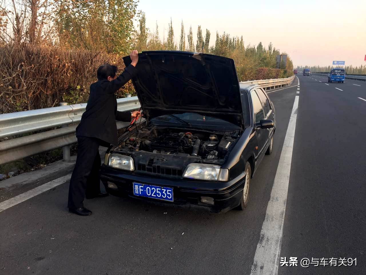 车辆刚打着水温灯就亮什么意思,行驶中水温灯亮了又灭了没事吧