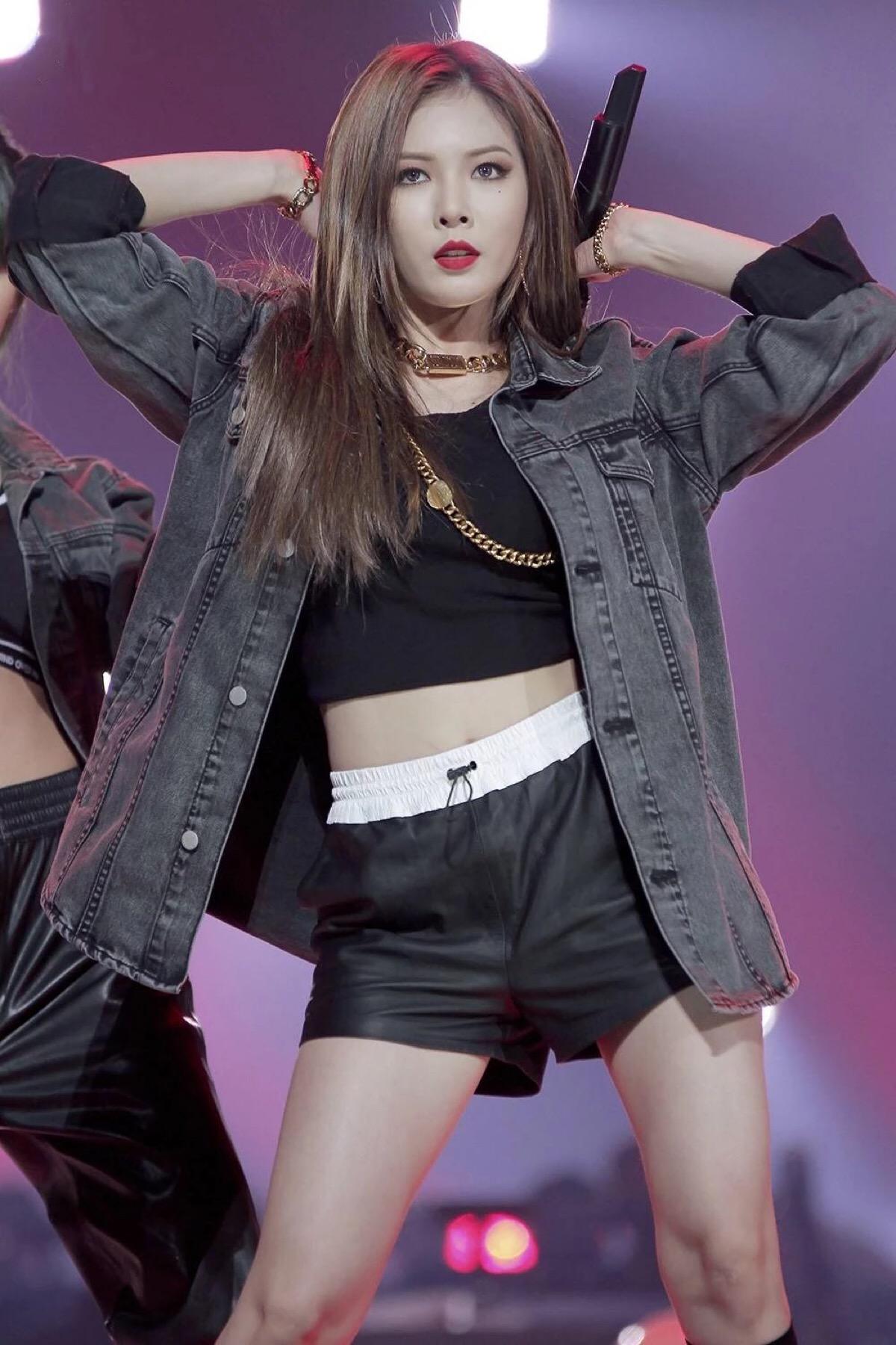 因舞台事故频登“热搜”粉丝声称只有她最“敬业”