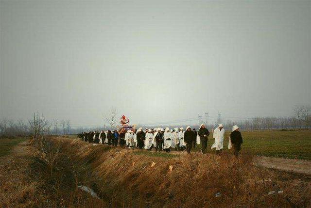 结婚的和出殡的相撞有什么说法吗,婚事和丧事撞到一起怎么办