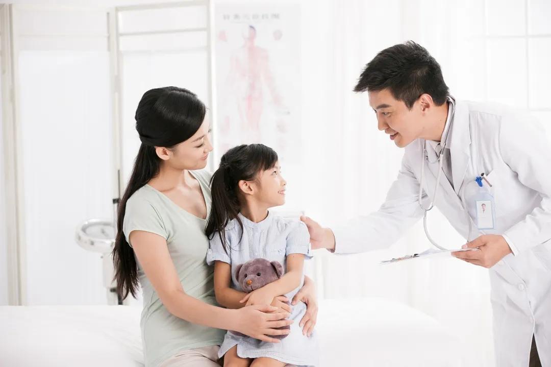 宝宝脸上长了很多小痘痘带有粉刺,宝宝脸上长痤疮留下痘坑