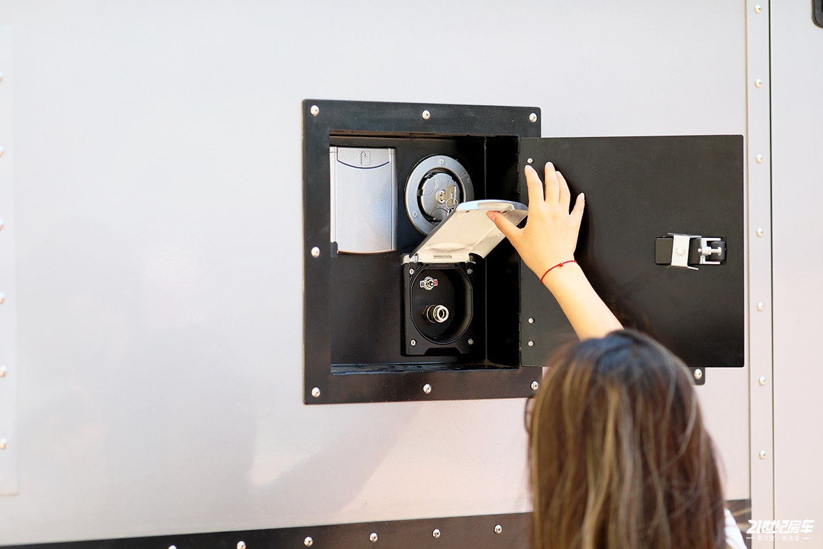 中国创新型的中国重汽越野房车,重汽轻卡四驱房车